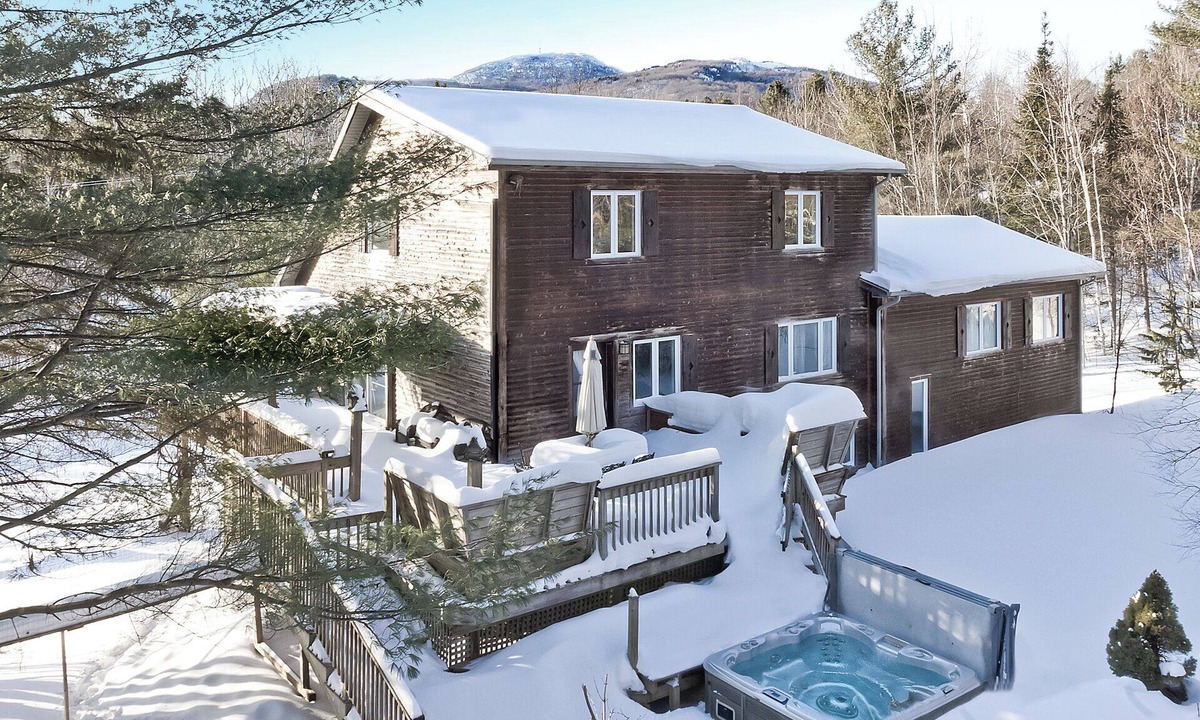 Magog Ski Chalet | Cocooning and spa Mount Orford ski cottage. Pet-Friendly!