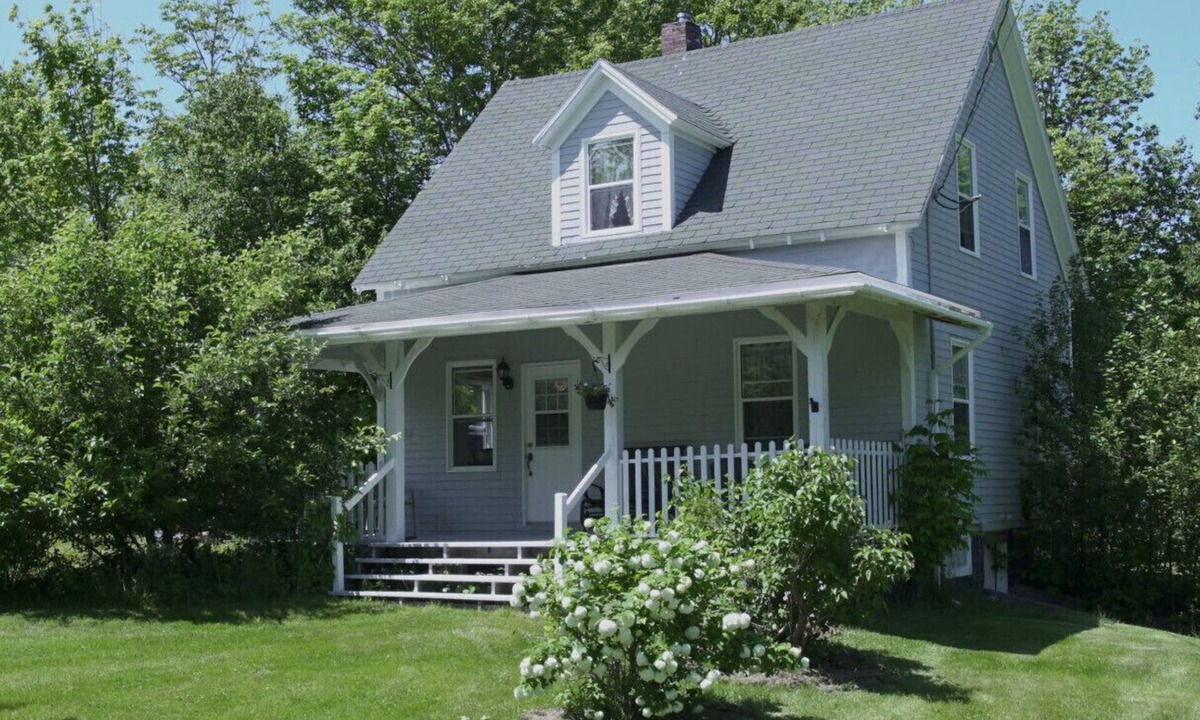 Pleasant Bay House | Comfort and Convenience - 0.5kms from Cabot Trail