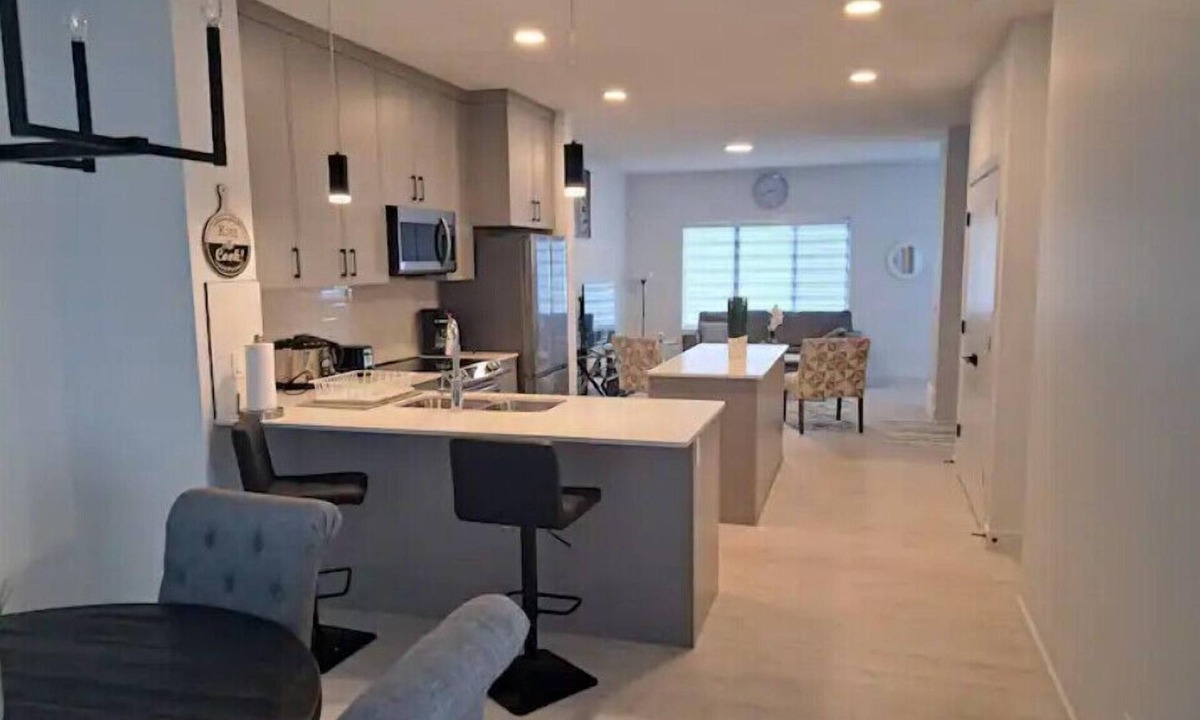 Northeast Edmonton House | Comfortable 3 BRMs 2.5 BTH Home & garage parking