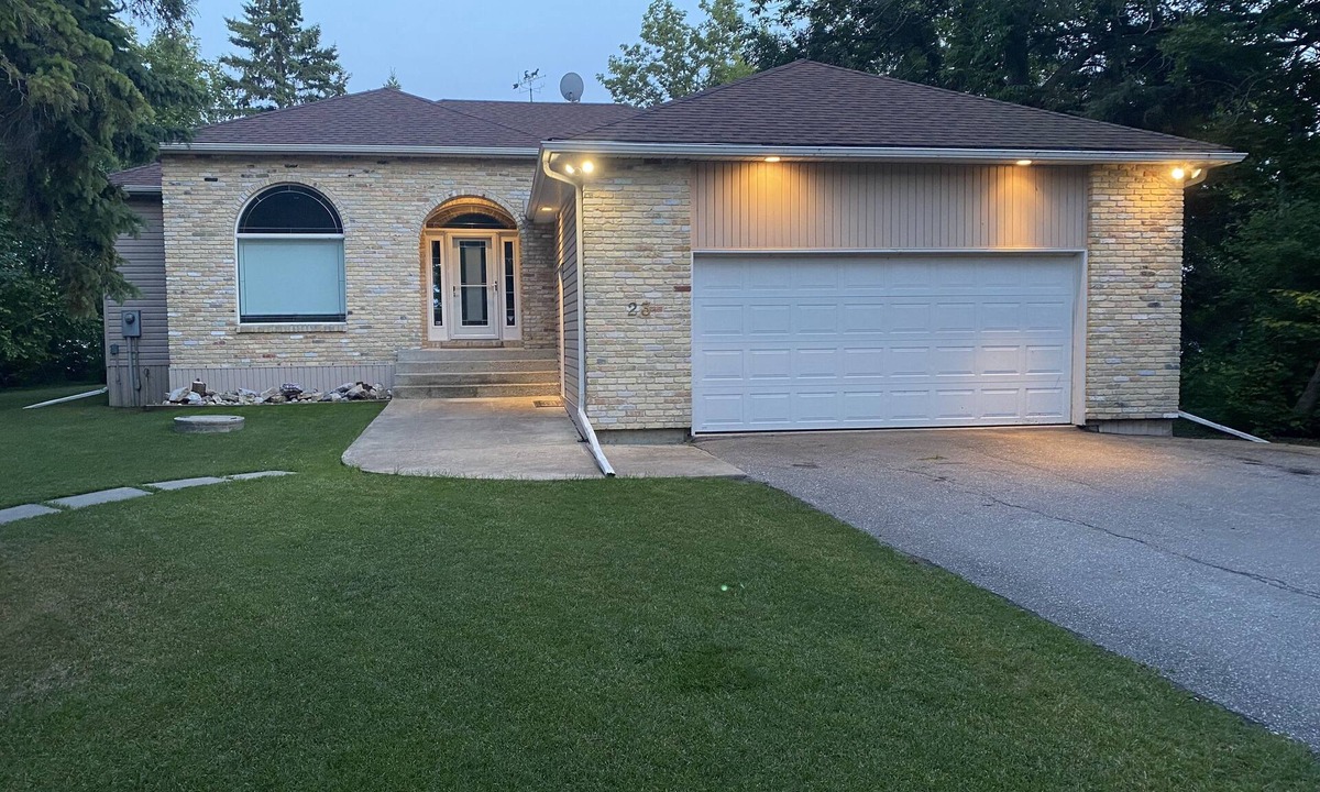 Lac du Bonnet House | Comfortable and Convenient 5 Bedroom Lake House