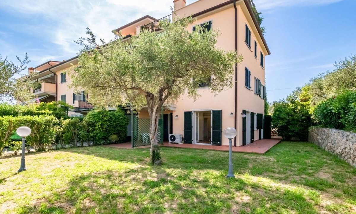 Pugliola Apartment | Comfortable and spacious 70 m2 apartment with swimming pool that can accommodate up to 4 people located on the ground floor of a residence. The property is located in Solaro di Lerici about 9 minutes by car from the Baia Blu beach and about 6 from the ce