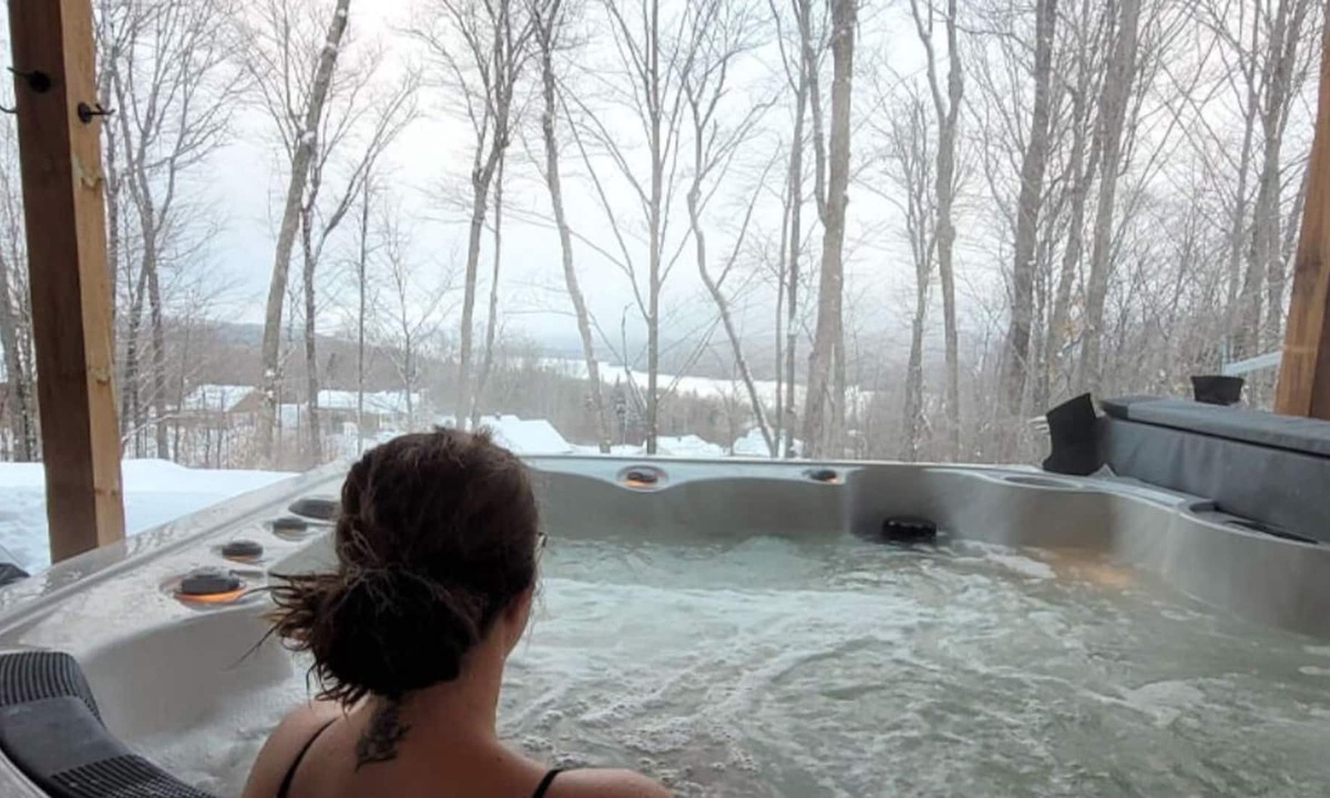 Mont-Laurier Cabin | Comfortable chalet for rent at Baskatong Reservoir - 4-season SPA