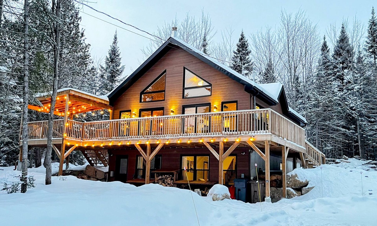 Entrelacs Ski Chalet | Comfortable cottage in the heart of nature, fireplace inside and out! Possibility of teleworking.
