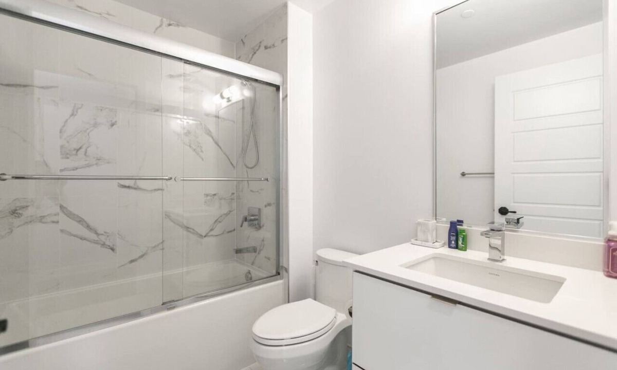 Innisfil Apartment | Comfy 1BR Condo w/Balcony, BBQ, Pool & Parking