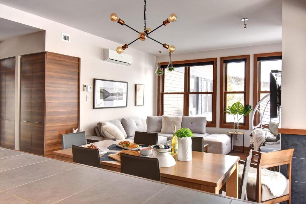 Lac Superieur Village House | Condo with breathtaking view of the lake