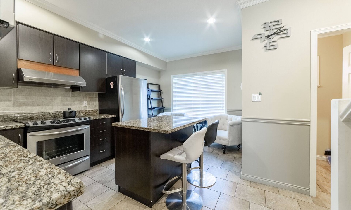 Richmond City Centre House | Convenient and Cozy 3 Bedrooms Townhouse Perfect for Family