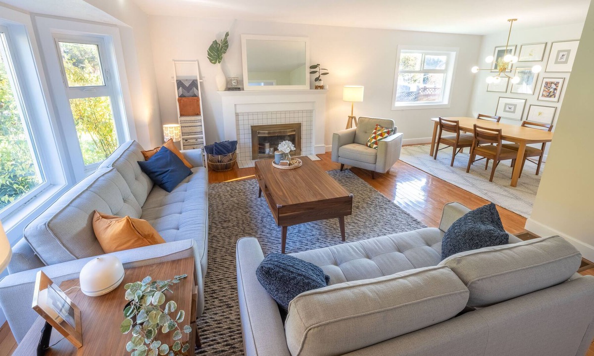 Cordova Bay House | Cordova Burrow - Great Family Home in Saanich!
