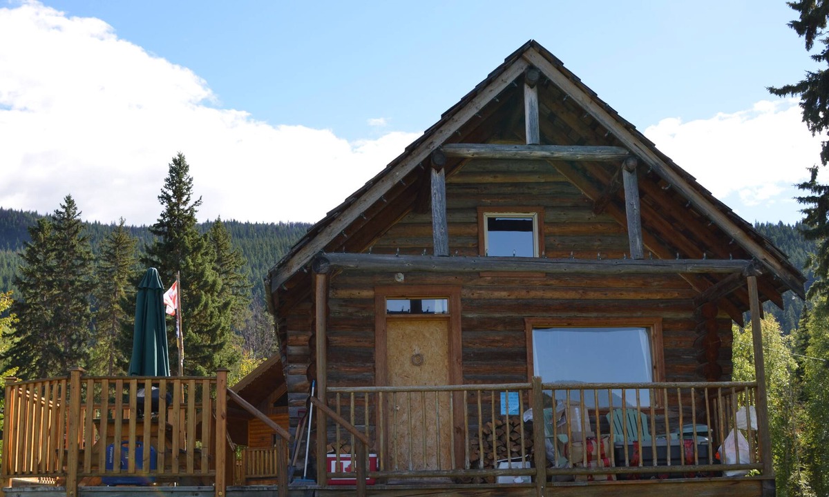 Canim Lake Cabin | Cosy Lakefront Log Cabin