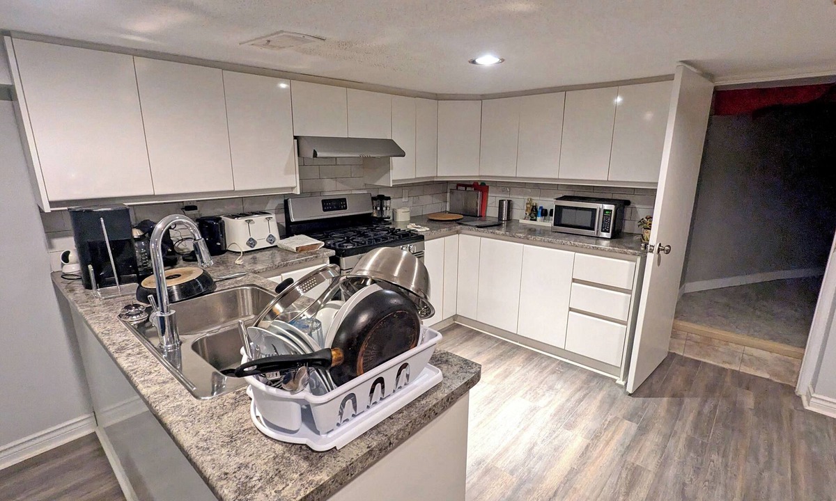 Regal Heights House | Cosy large 2-bedroom basement apartment in Corso Italia, Toronto with WiFi, AC