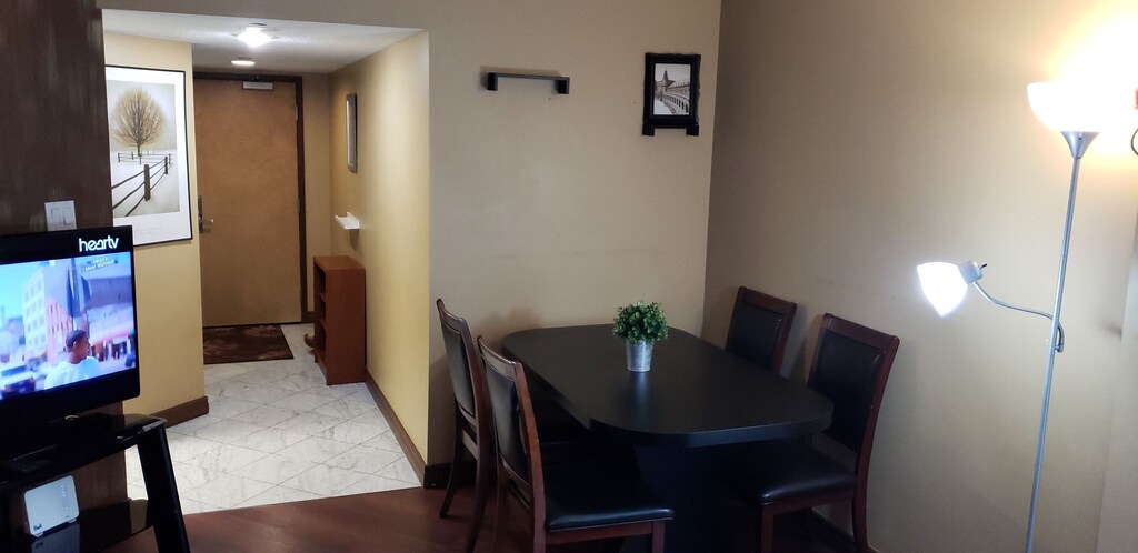 Bay Street Corridor Apartment | ⍟ Cosy up in Downtown ⍟ Jacuzzi