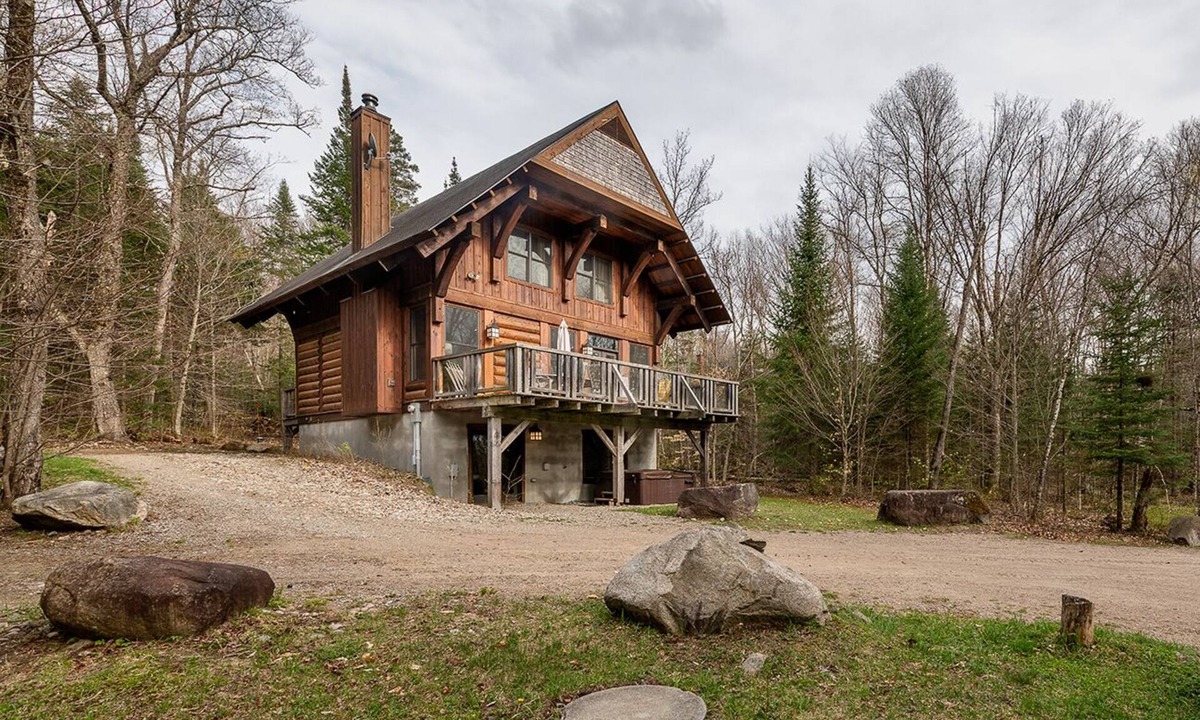 Lac-Superieur Ski Chalet | Cote Nord Tremblant Cozy 4 bedroom Log cabinnCITQ 234463