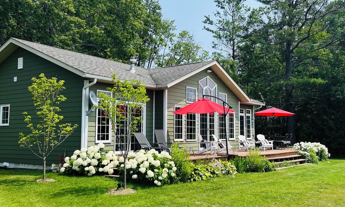 Honey Harbour Cottage | Cottage in Muskoka, Georgian Bay. 3 bed 2 bath with shallow entry beach