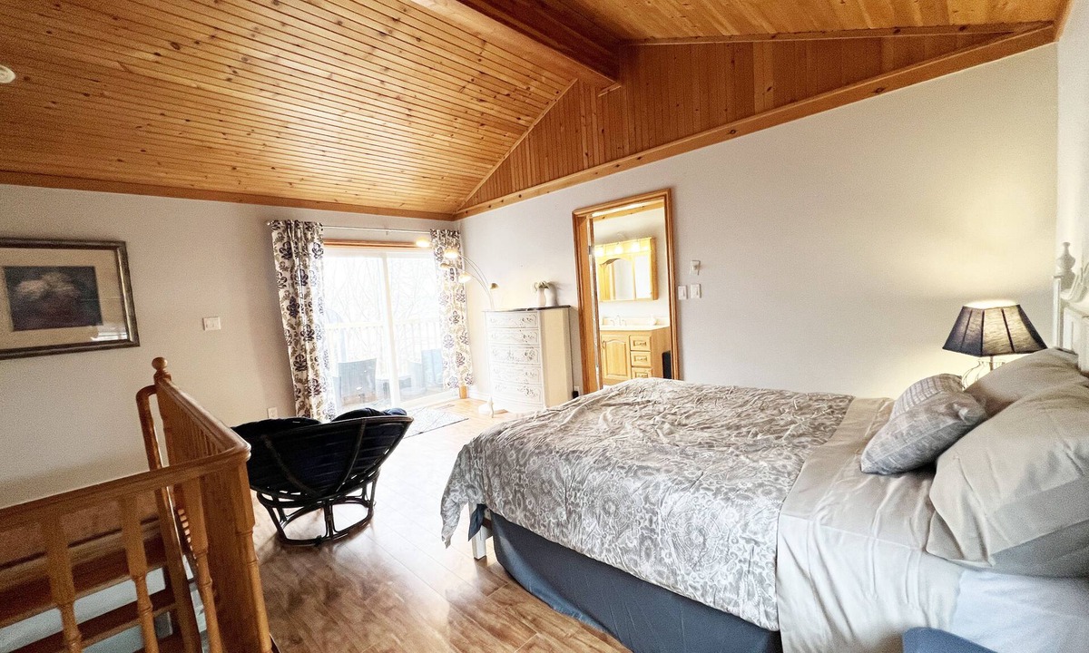 Barrie Cottage | Cottage W LAKE VIEWS, beside waterfront trail and steps from beach