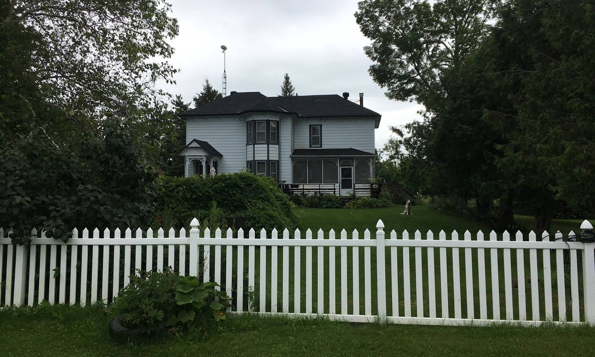 Rideau Lakes House | country home with pool located in the heart of Rideau Lakes