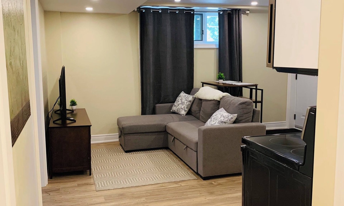 Pelham House | Cozy 1 bedroom basement apartment. 20 mins from Niagara Falls. Walkout basement