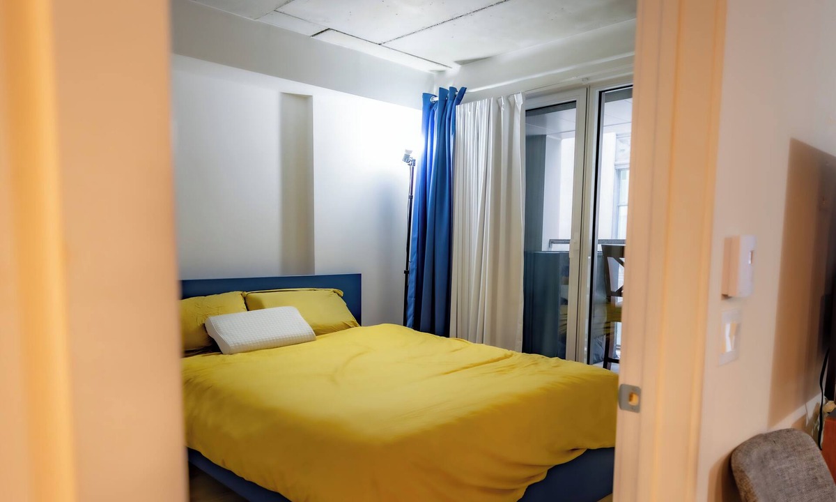 Old Montreal Condo | Cozy 1-bedroom condo with WiFi, fitness room and office space in old Montréal