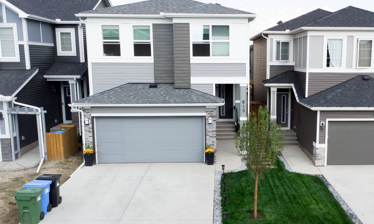Southeast Calgary House | Cozy 1BR wt. Home Office & Entire Suite