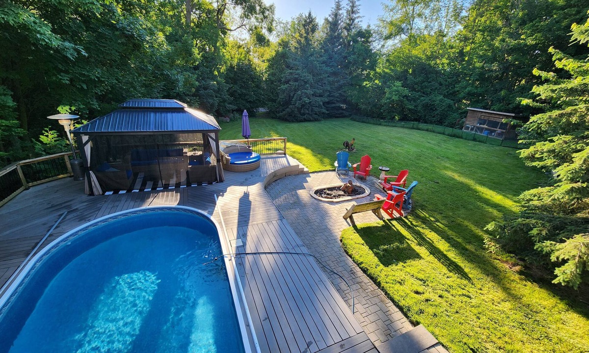 Whitchurch-Stouffville Apartment | Cozy 2 bedroom basement with pool, jacuzzi, gym & sauna. Come see the chickens