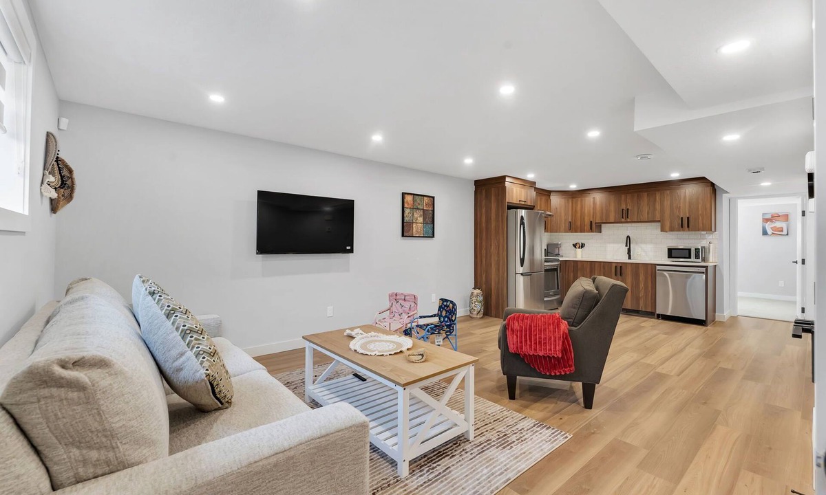 Haysboro House | Cozy 2 Bedroom Secondary suite (basement)