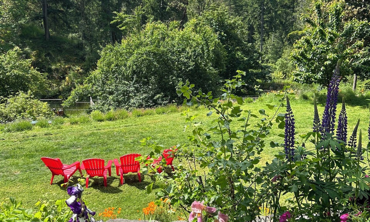 Salt Spring Island Bed & Breakfast | Cozy 2BR Farm B&B Near Ganges