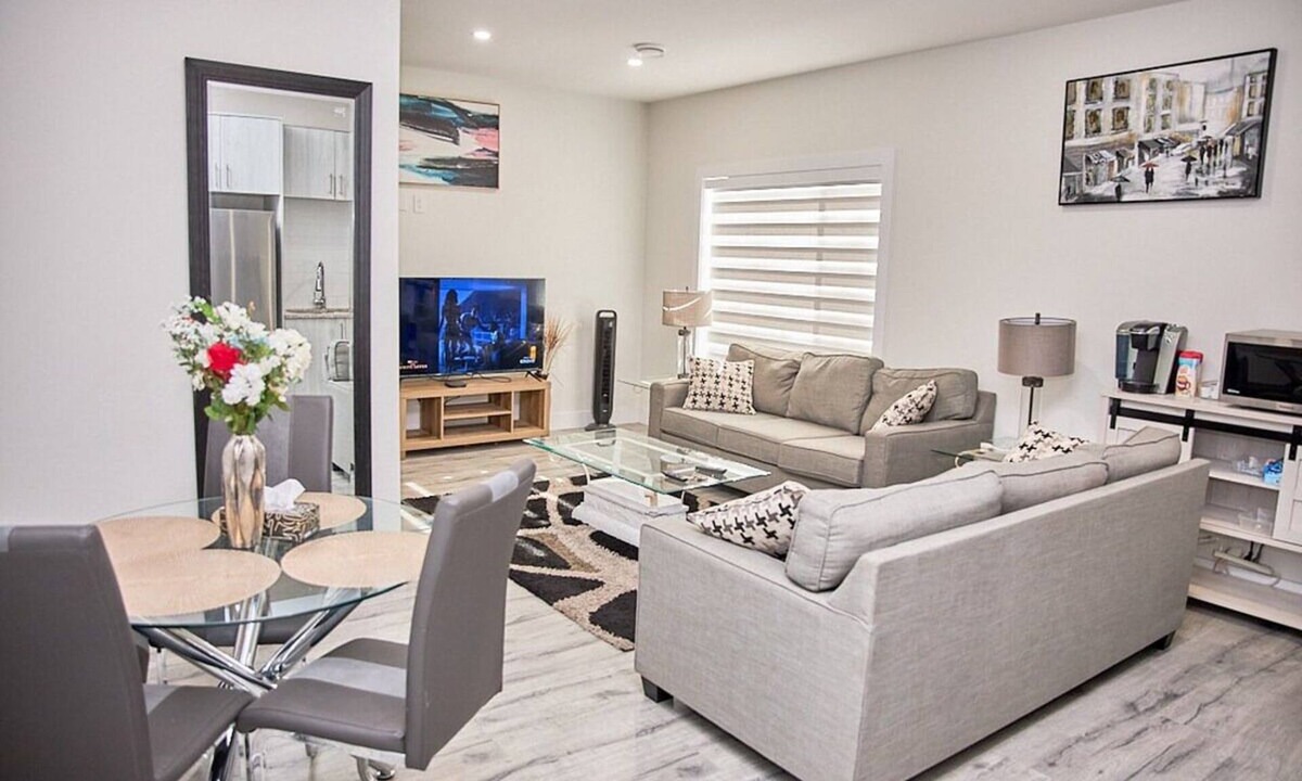 Prince George House | Cozy 3-bedroom, 3 queen beds ground level suite in a desirable location in PG.