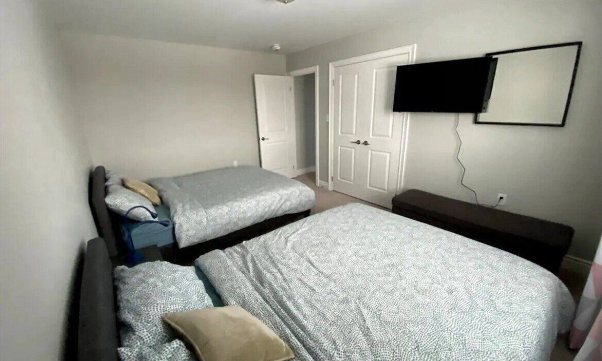Barrie House | Cozy 3 bedroom home perfect for small gatherings