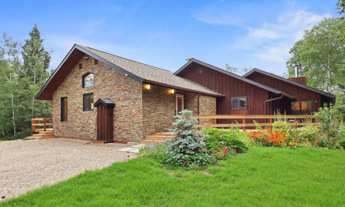 Manitoba Cottage | Cozy 3BR Lakefront Retreat Featuring Sauna, Hot Tub, Kayaks