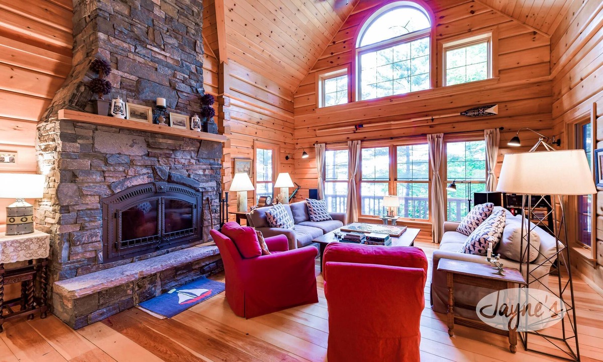 Gravenhurst Cottage | Cozy 4 bed 2 bath cottage on Pine Lake with 1 bed Bunkie! W Exposure! Hot Tub!