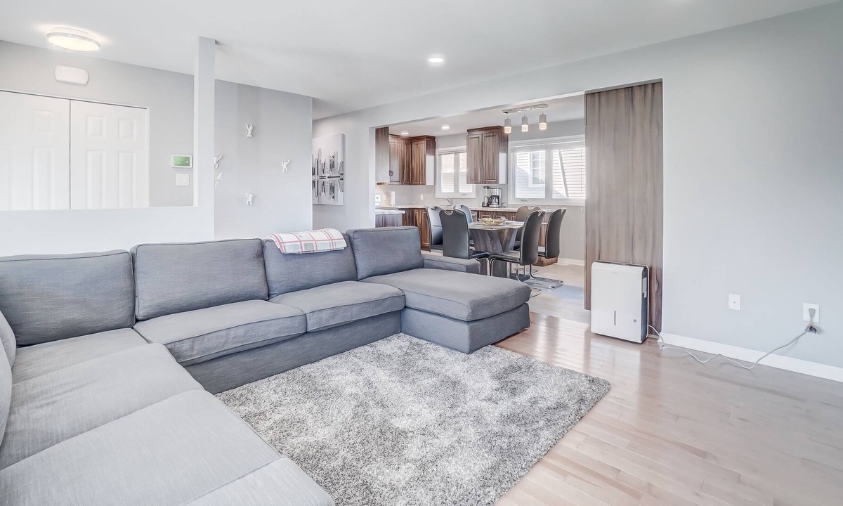 District des Promenades House | Cozy 5-Bedroom Home, 3 Parking, Up to 10 guests, 10 mins away from Parliament