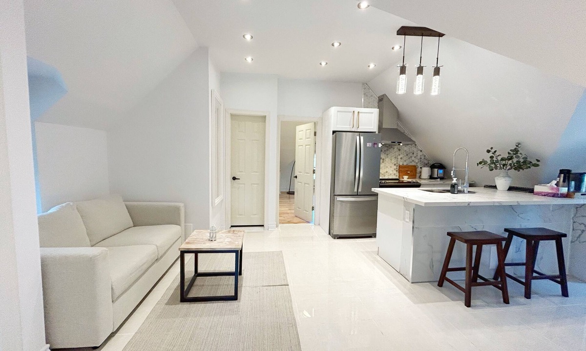 Grimsby Apartment | Cozy Attic Apartment in Grimsby