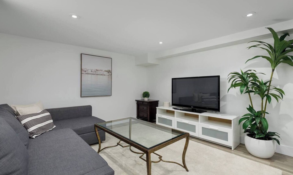 Dunbar House | Cozy Basement suite Near UBC, Kits, and DT