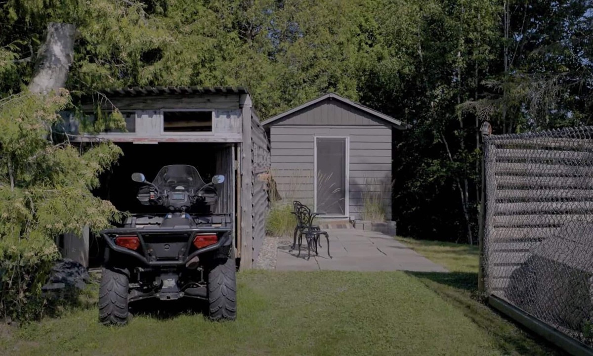 Tyrone House | Cozy Bunkie by a Tranquil Freshwater Pond in Clarington, Ontario