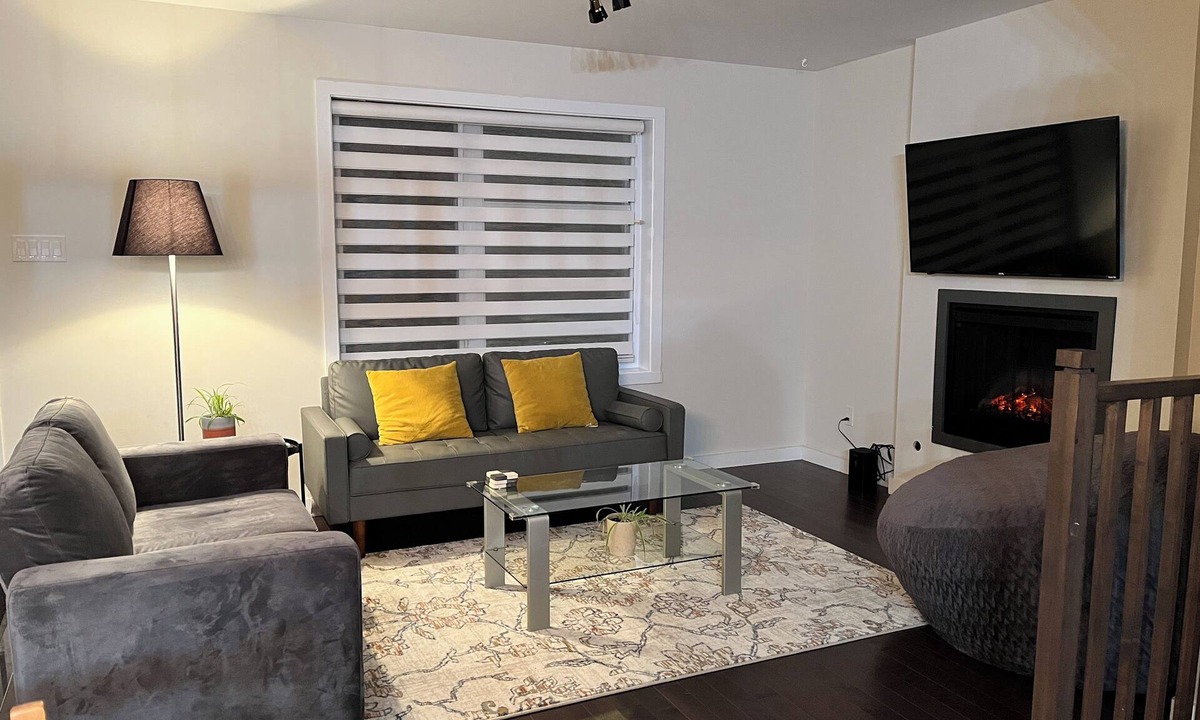 Sainte-Marthe-sur-le-Lac Condo | Cozy Retreat: 2BR Haven with Warm Touches