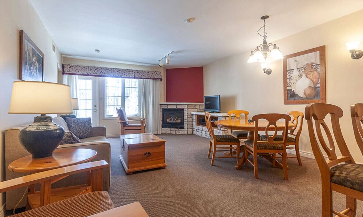 Oro-Medonte Condo | Cozy Cabin Retreat Steps to Trails, Hike, Snowshoe