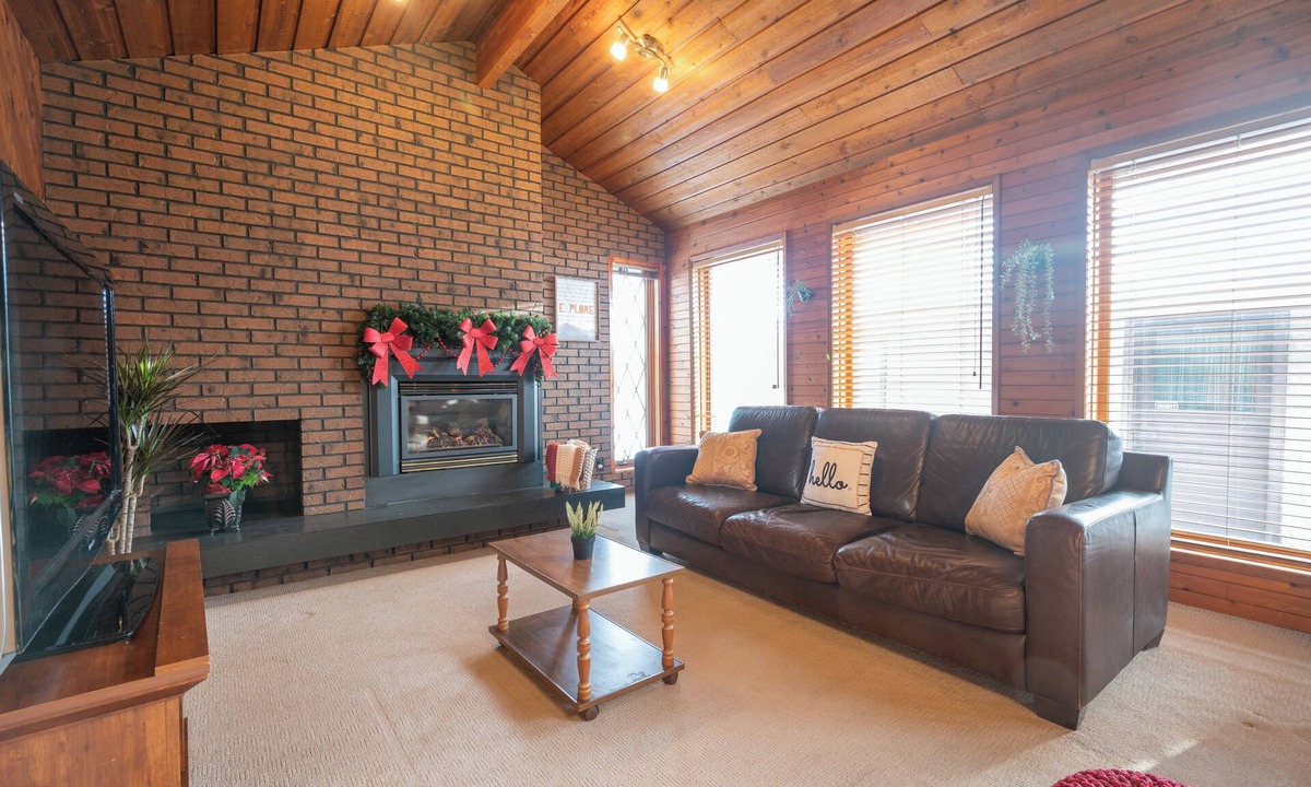 Mayfield House | Cozy Cabin w/Sauna in the City, WEM 8 mins, Downtown 10 mins, Free WIFI