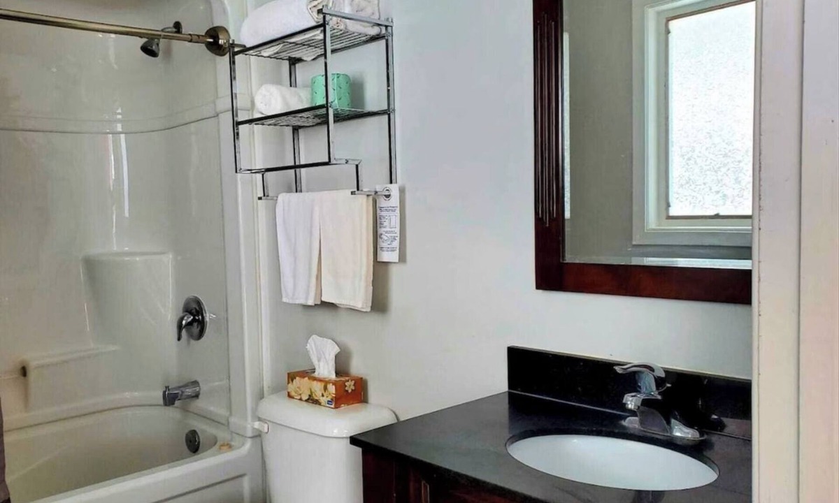 Wiarton Apartment | Cozy Comfort Double Room 08– Peninsula Motel, Minutes from Wiarton Waterfront