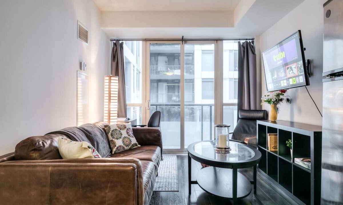 Wellington Place Condo | Cozy Condo w/Balcony + Workspace in Downtown
