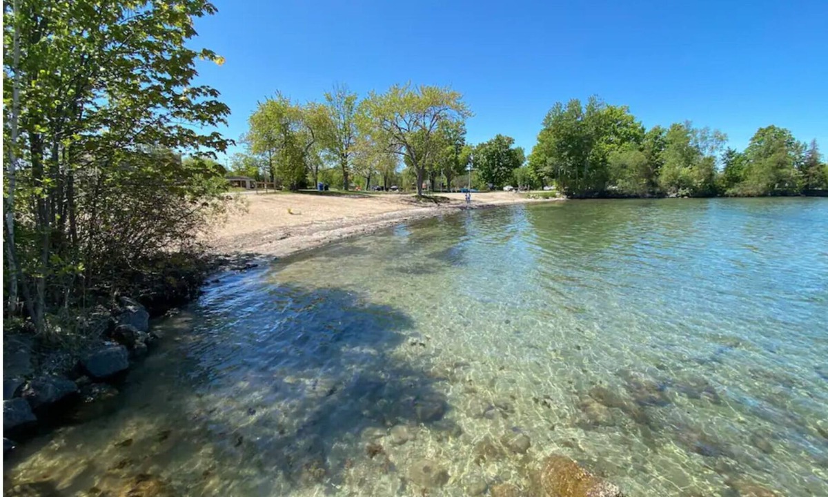 Alcona Cottage | Cozy Cottage Across Lake Simcoe