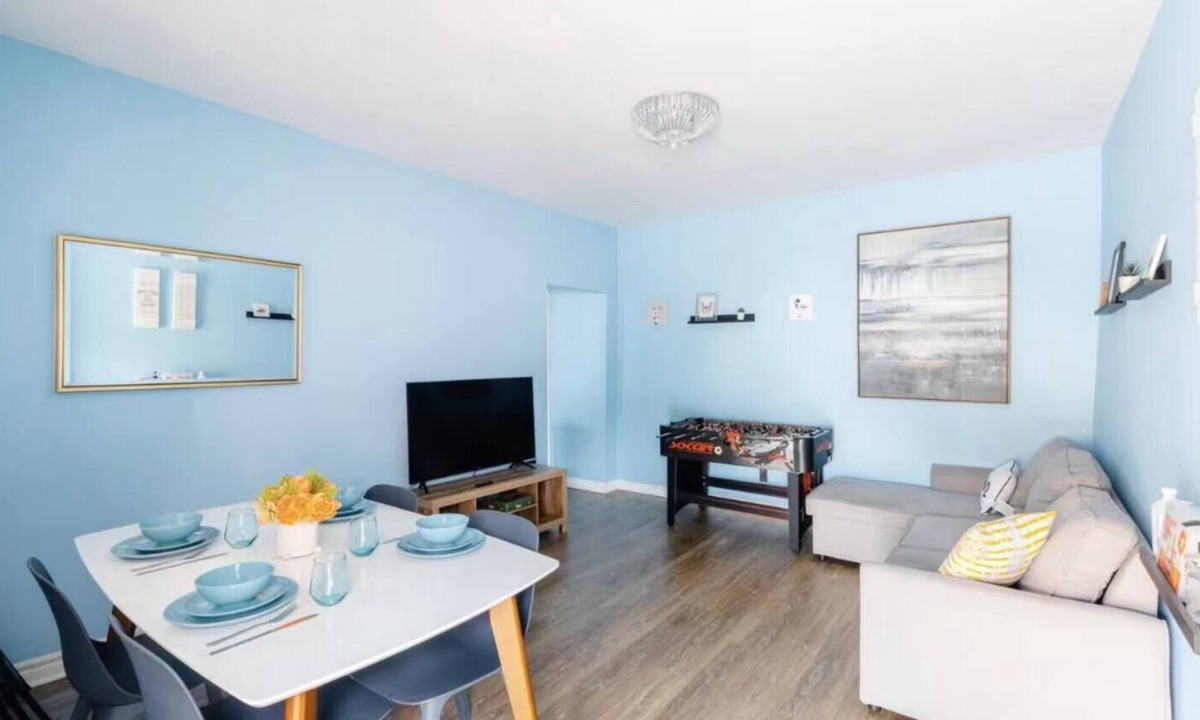 Niagara Falls House | Cozy Cottage-Walk To Cliffton&Falls/Central Attraction