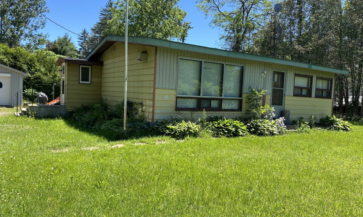 Innisfil Cottage | COZY COTTAGE WALKING DISTANCE TO LAKE SIMCOE & FRIDAY HARBOUR