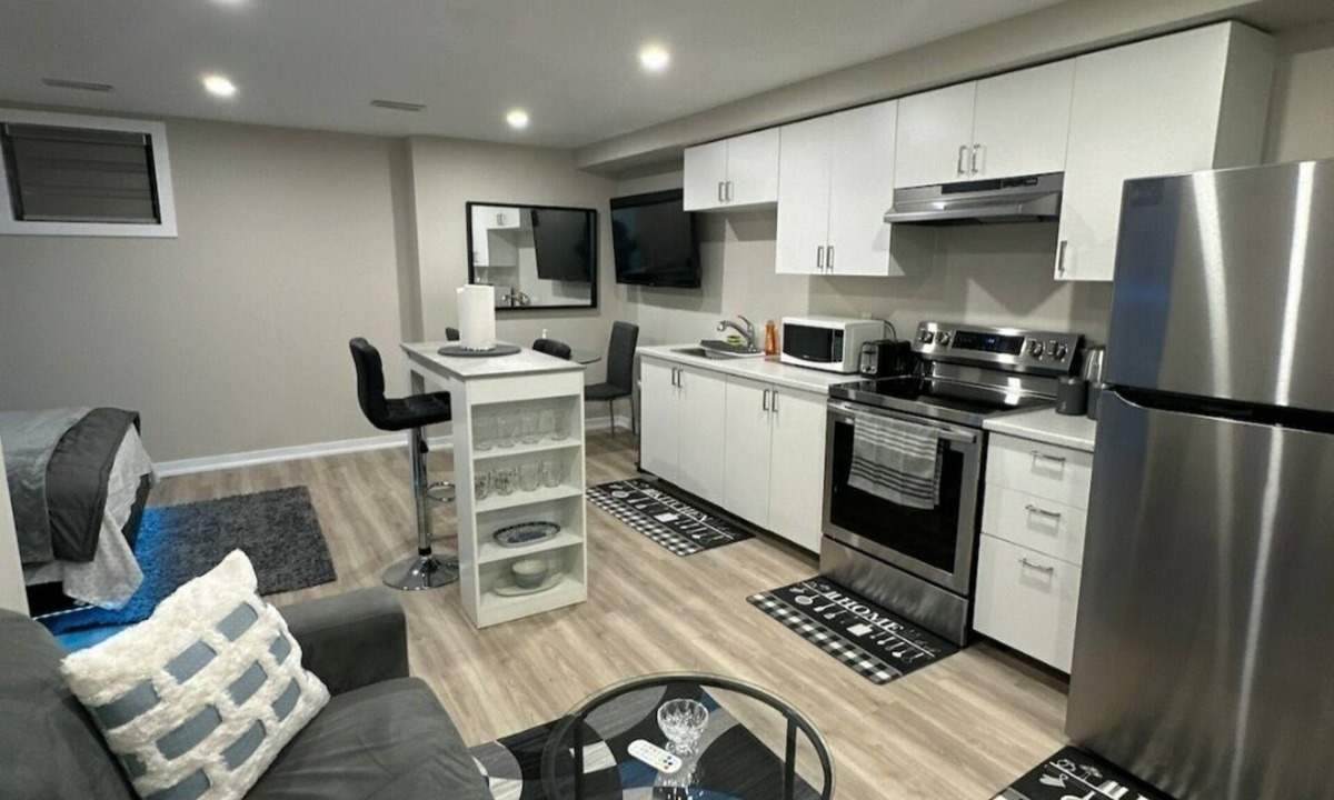 Mount Pleasant House | Cozy Elegant 1 Bedroom Premium Suite Entire Place WiFi, AC in peaceful Brampton
