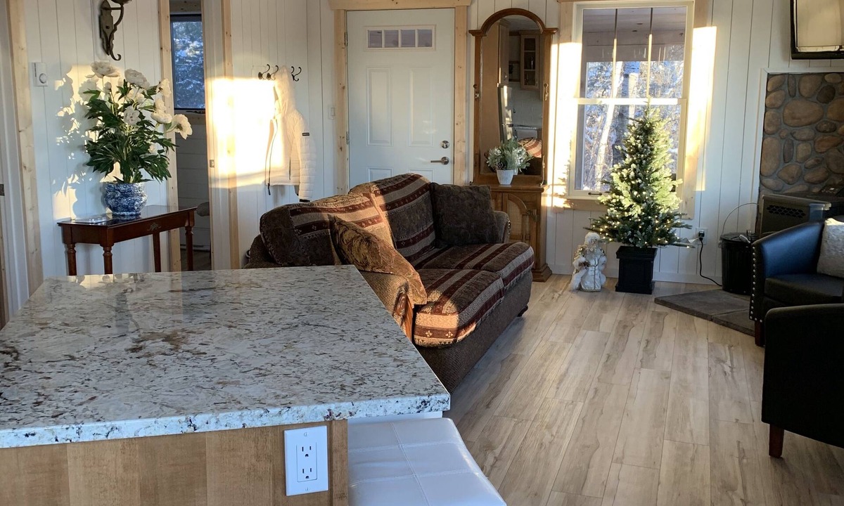 Manitoba House | Cozy Guest cottage waterfront with screened in gazebo