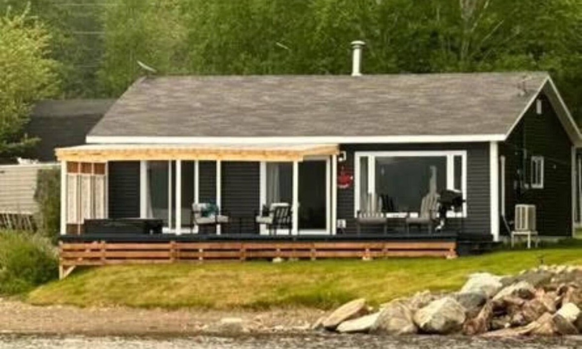 Terra Nova Cabin | Cozy Lakeside Cottage with hot tub, games room, kayaks and paddle boards.