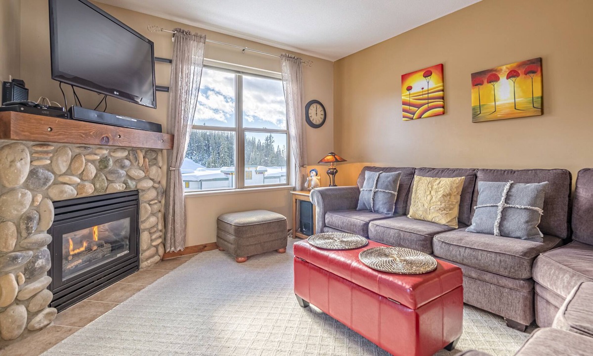 Silver Star Mountain Condo | Cozy Large Corner Condo in Creekside with Shared Outdoor Hot Tub, Pet Friendly!