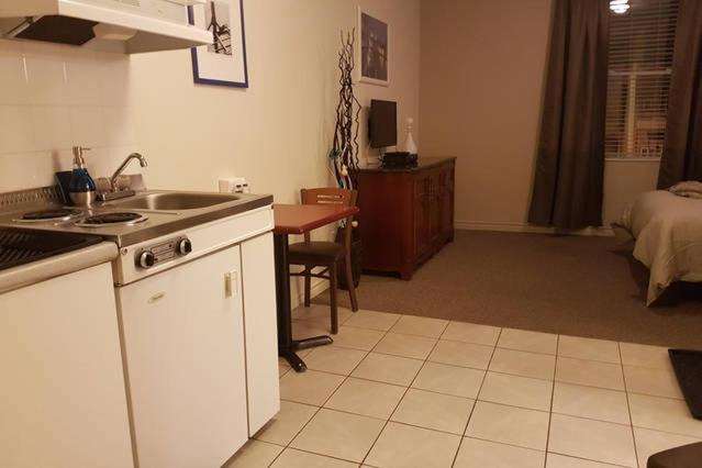 Downtown Gatineau Apartment | Cozy Little Studio #16 by Amazing Property Rentals