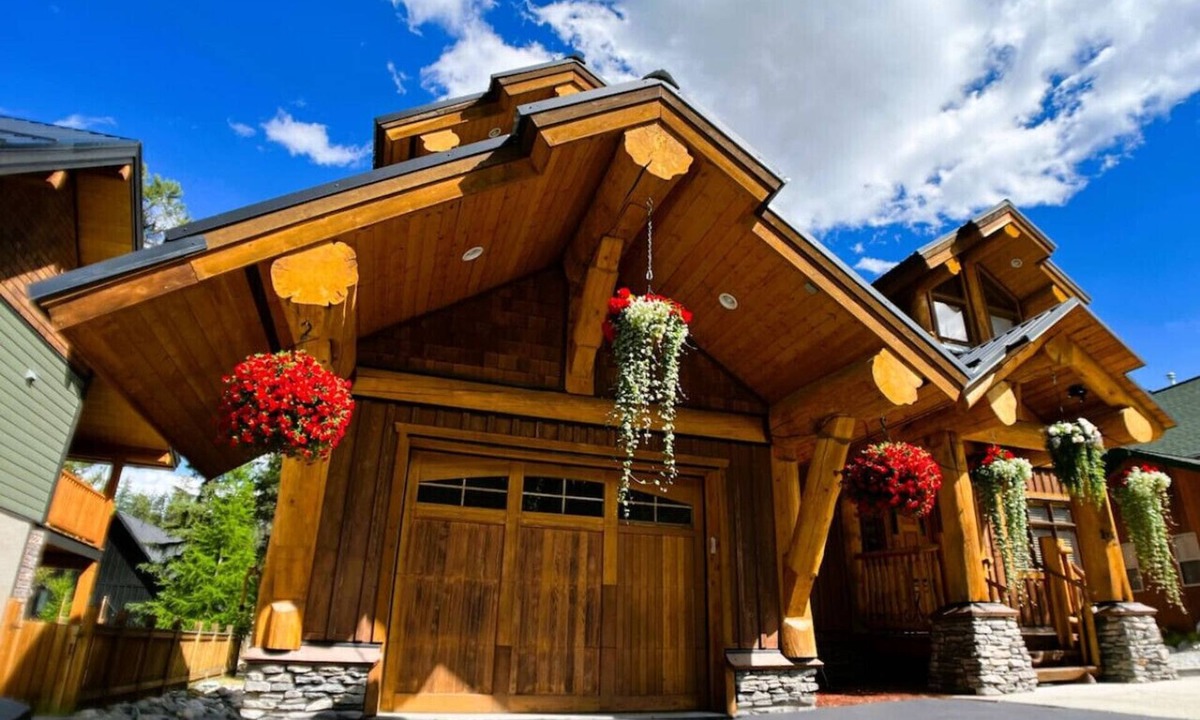East Kootenay Ski Chalet | Cozy Log Home Hot tub Short Flat Walk to Lifts
