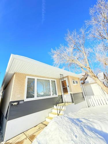 Regina Apartment | Cozy main floor, 03 Bedrooms, close to Downtown REGINA