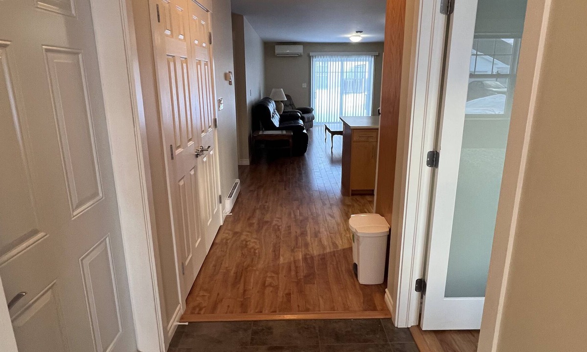 Summerside House | Cozy & Modern 2 Bedroom - 2 mins from Credit Union Place!