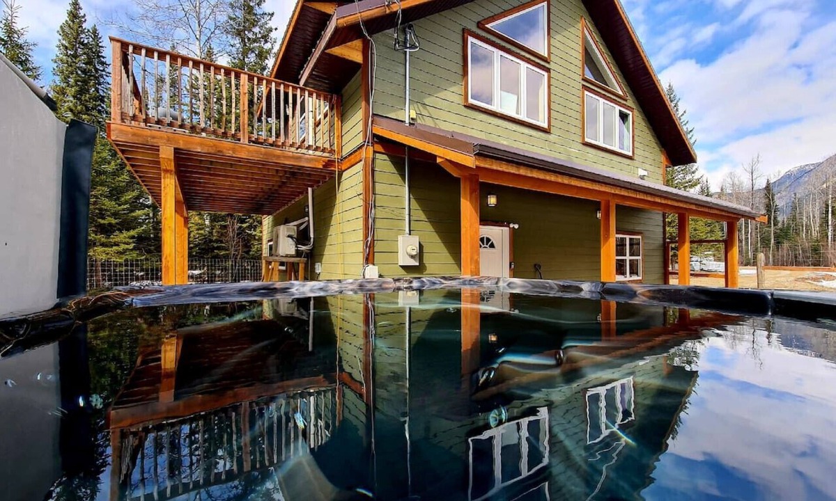 Blaeberry House | Cozy mountain view home w/hot tub