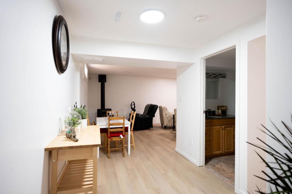 Leduc Apartment | Cozy nestled
